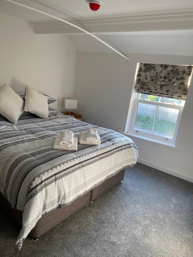 The New Wheel Inn Lymington Bagian luar foto