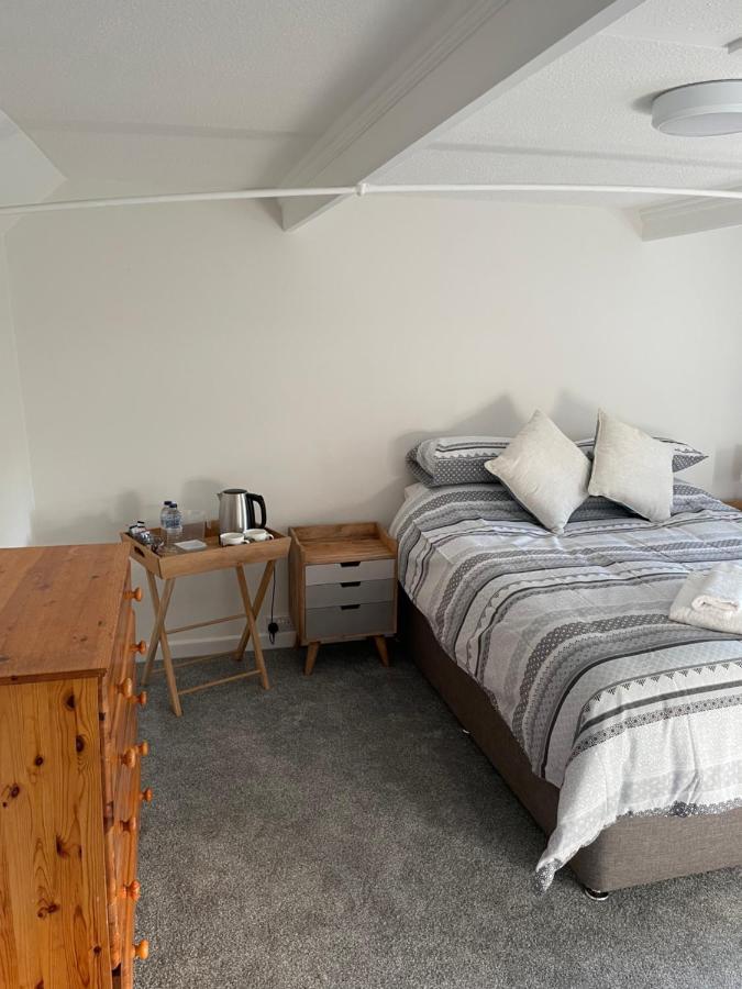 The New Wheel Inn Lymington Bagian luar foto