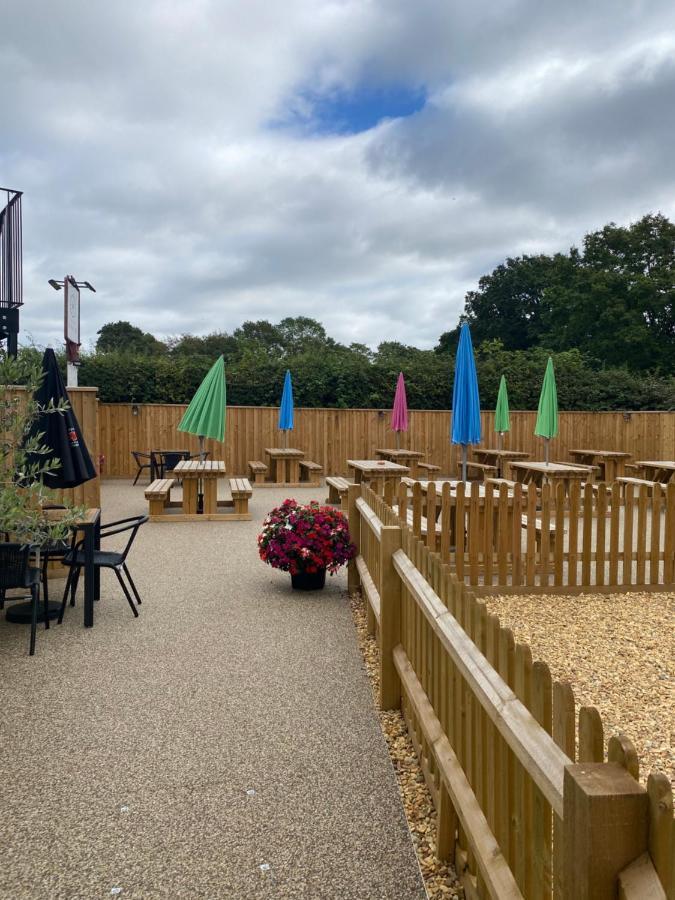 The New Wheel Inn Lymington Bagian luar foto